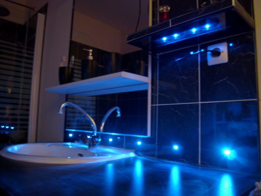 Blog de magicmanu : Aménagement de notre maison, Carrelage du coin lavabo avec LED bleues