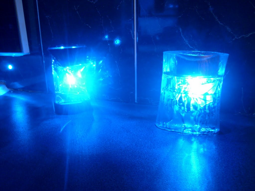 Blog de magicmanu : Aménagement de notre maison, Carrelage du coin lavabo avec LED bleues
