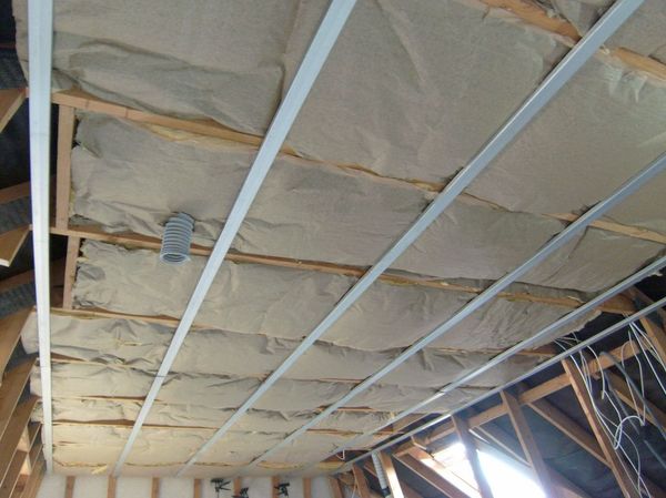 Blog de magicmanu :Aménagement de notre maison, Pose de la laine de verre du plafond