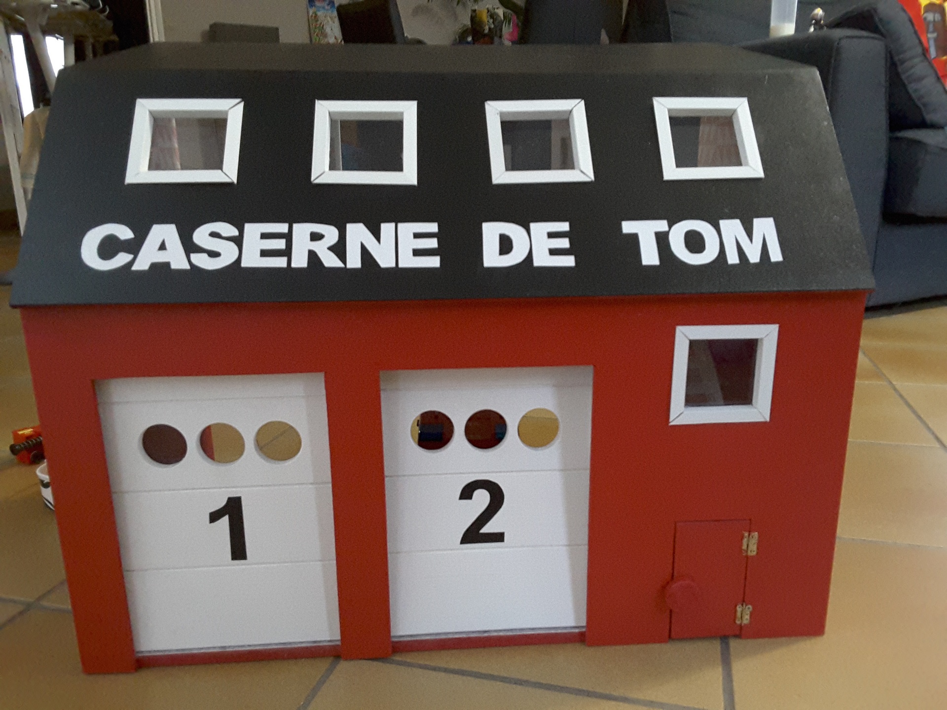 You are currently viewing Fabriquer une caserne de pompier en bois pour Playmobil