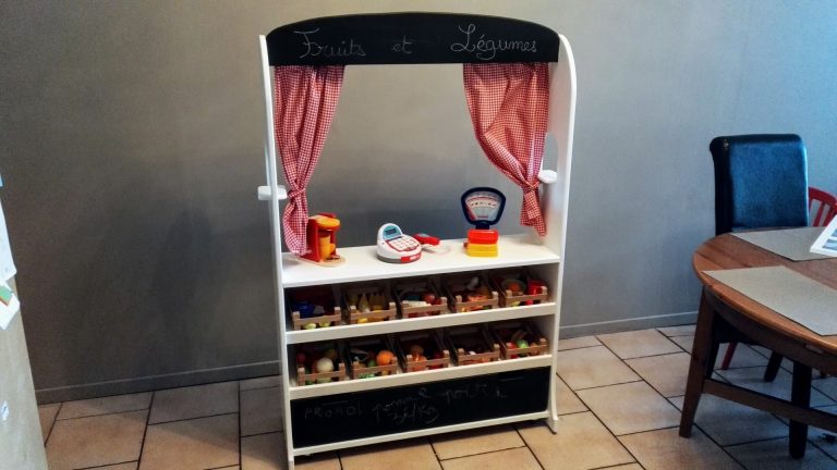 Marchande / théâtre en bois pour enfants