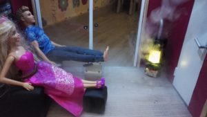 Lire la suite à propos de l’article Fabriquer un poêle à bois pour maison de poupée Barbie (LED RVB + ATtiny 85)