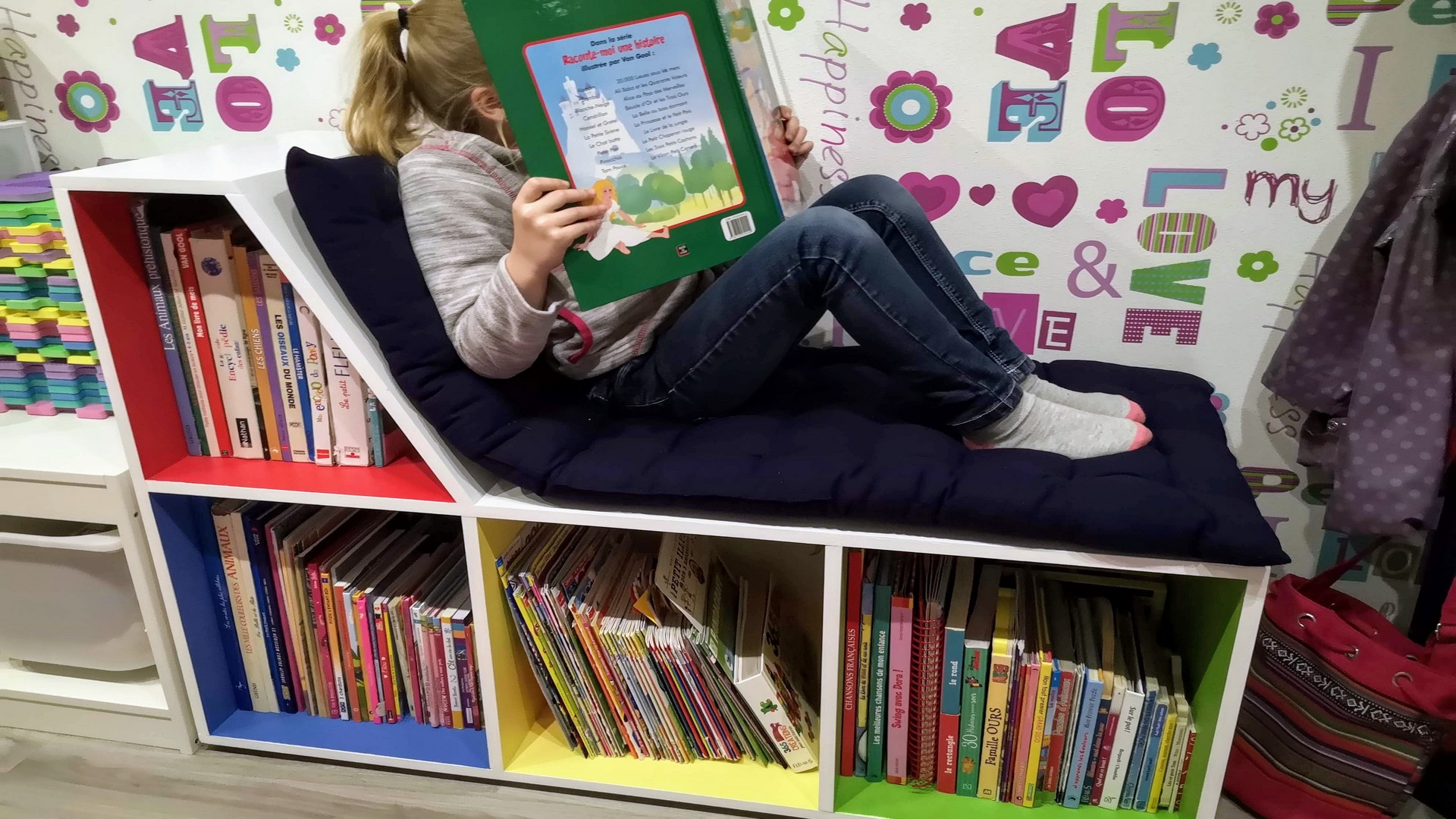 Banc de lecture pour enfants