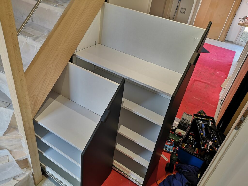 Fabriquer un meuble à chaussures sous escalier coulissant et surmesure