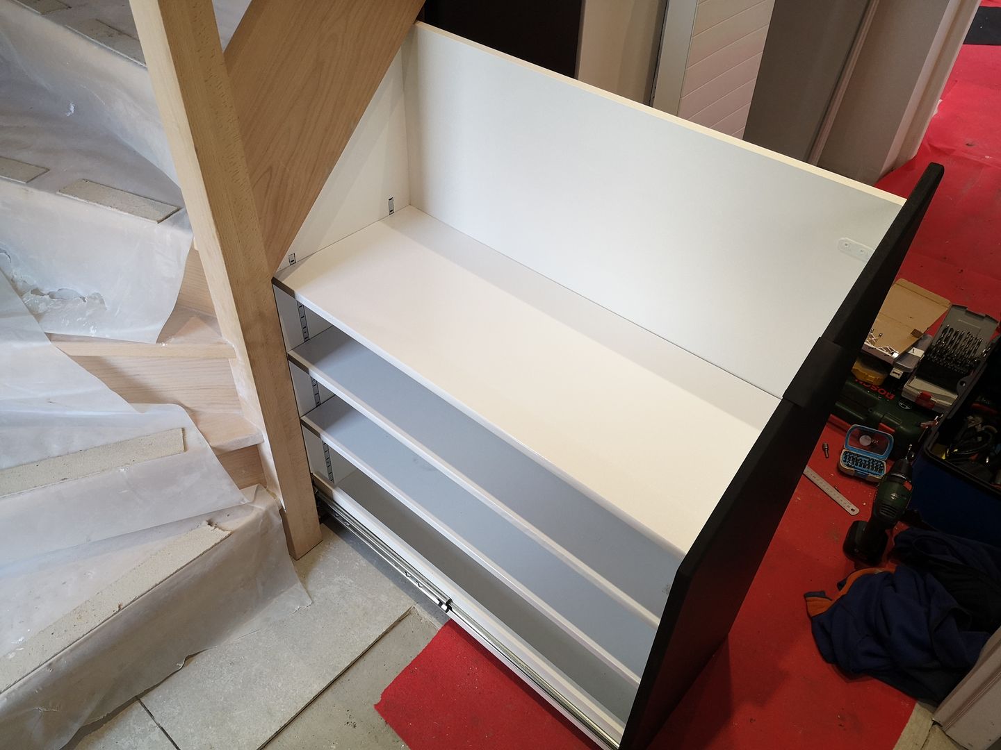 Fabriquer un meuble à chaussures sous escalier coulissant et surmesure