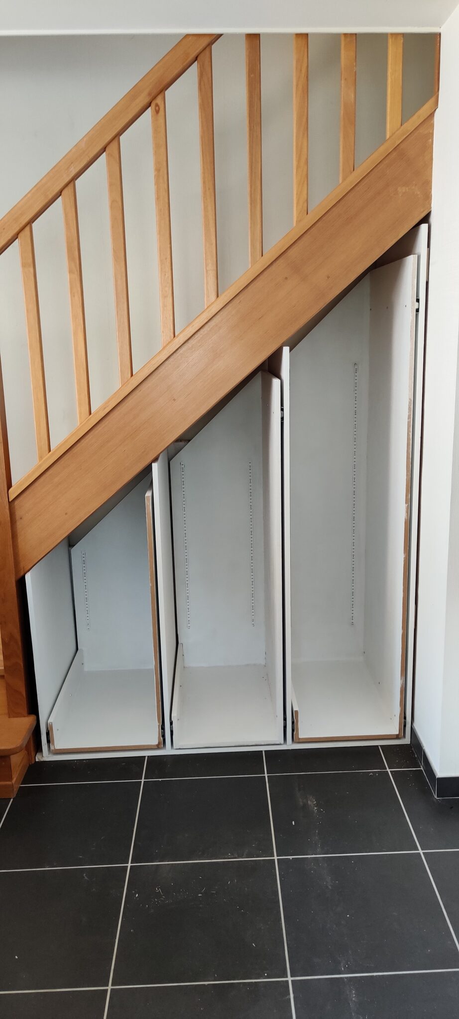 Fabriquer un meuble à chaussures sous escalier coulissant et surmesure