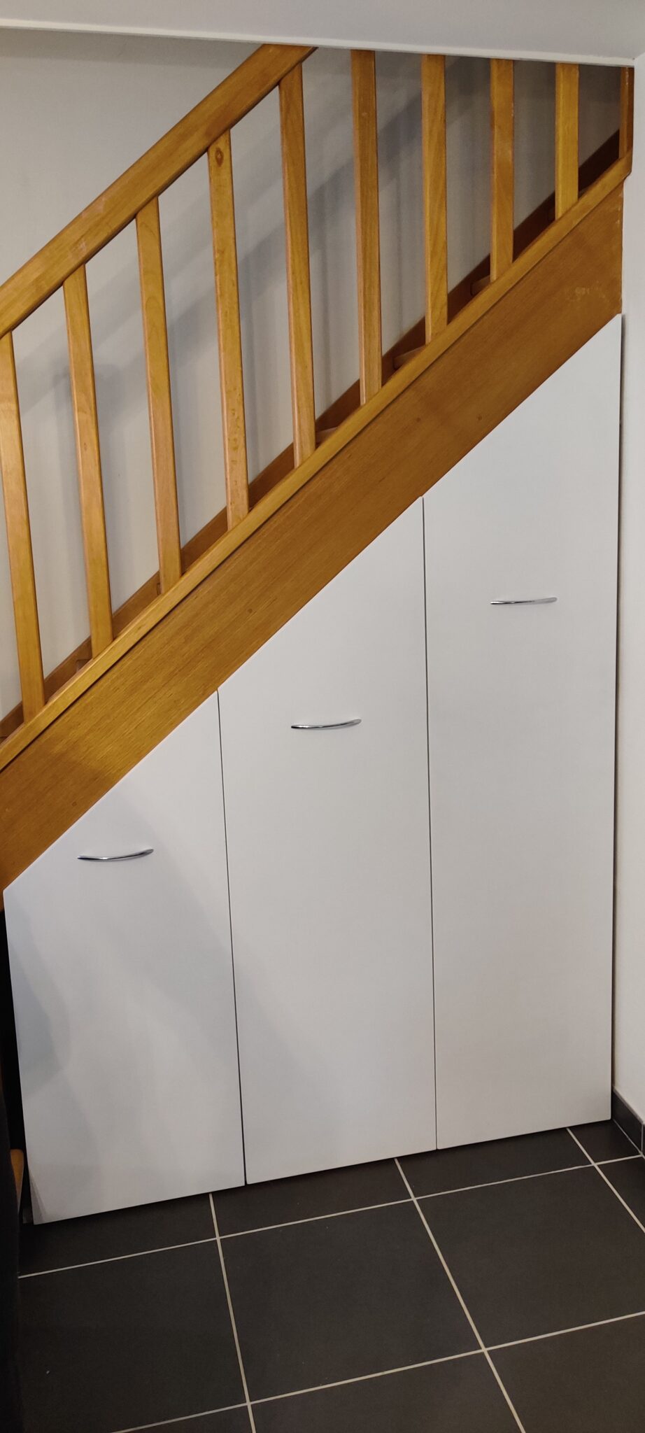 Fabriquer un meuble à chaussures sous escalier coulissant et surmesure