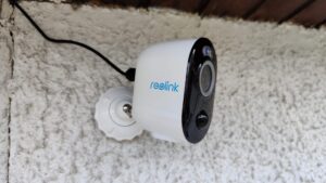 Lire la suite à propos de l’article Installer une caméra de surveillance facilement chez-soi. Reolink Argus 3 Pro