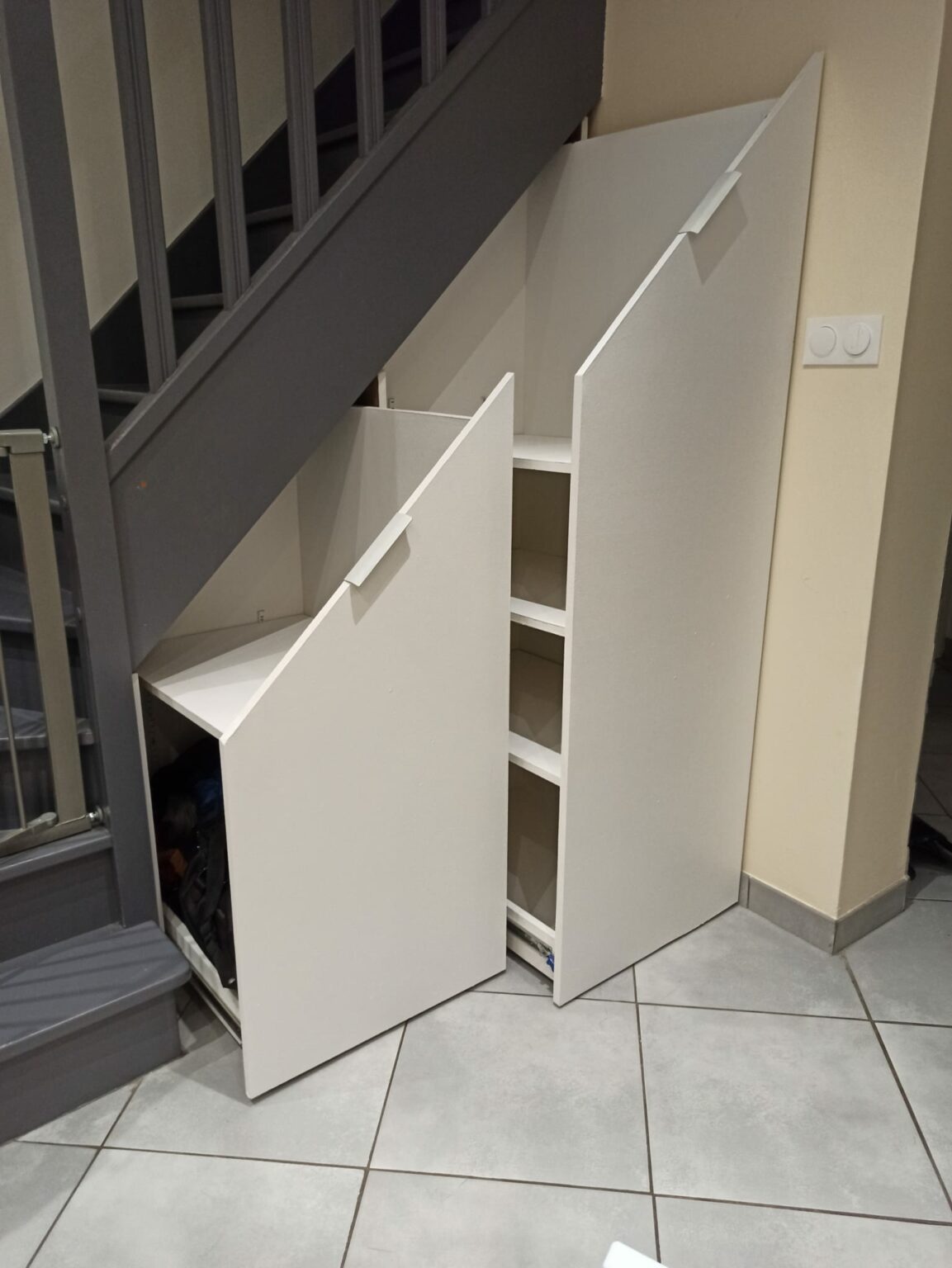 Fabriquer un meuble à chaussures sous escalier coulissant et surmesure