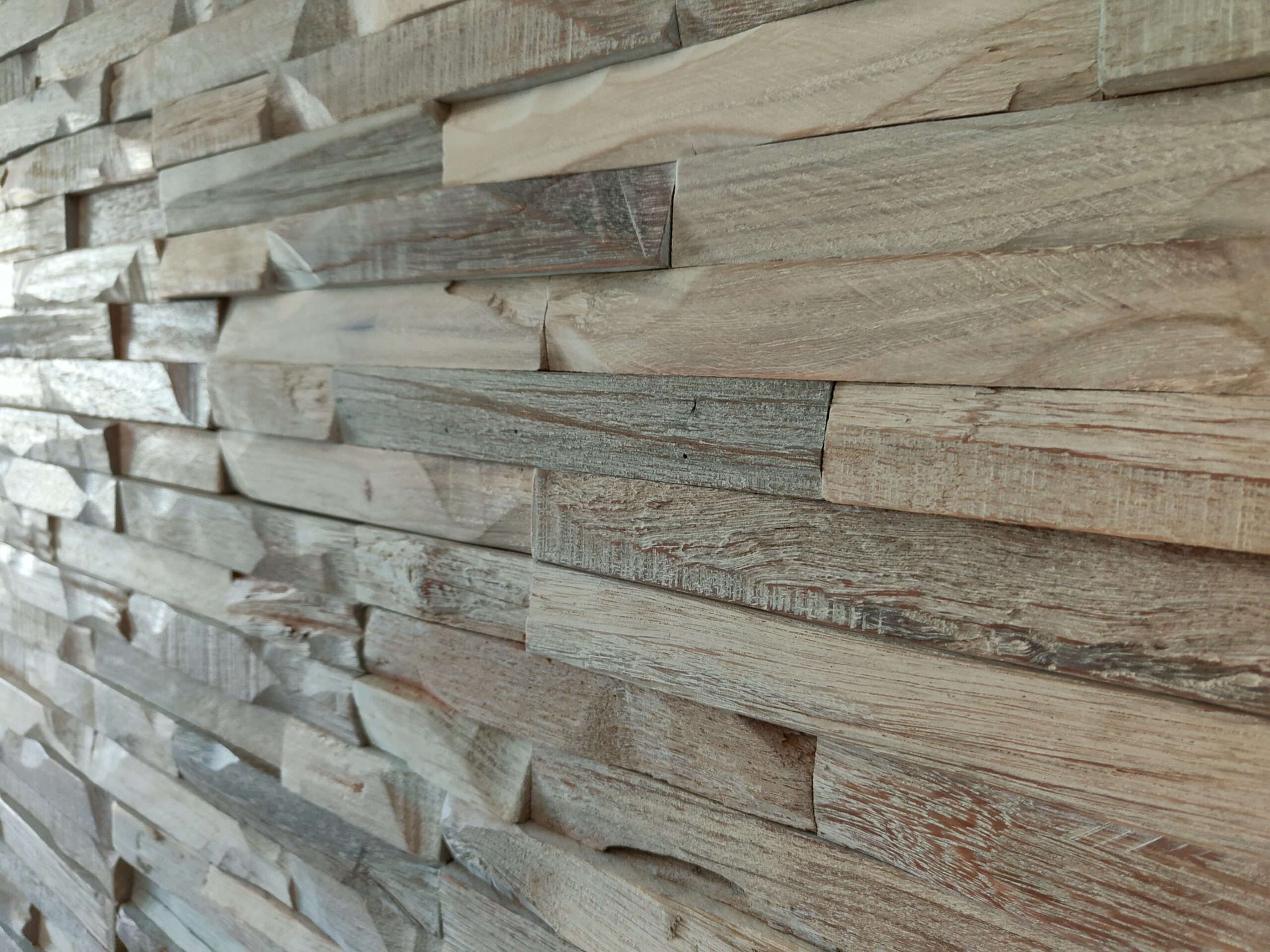 Comment poser des plaquettes de parement murales en bois derrière un